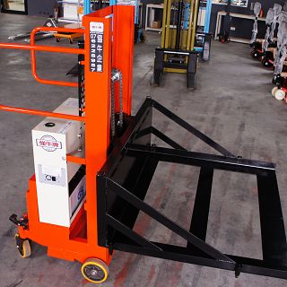 配重式升降理貨平台