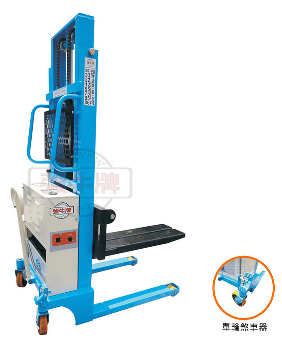 協牛企業強牛牌半電動油壓堆高機，型號JSD-1000，標準藍色烤漆，白色控制箱，配備單輪剎車